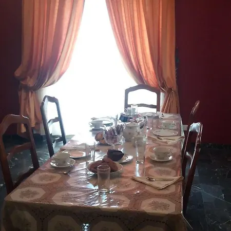 La Porte De La Vallee 住宿加早餐酒店
